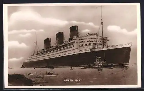 AK Passagierschiff RMS Queen Mary von der Küste aus