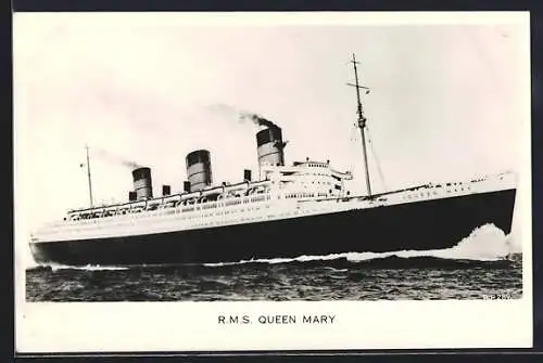 AK Passagierschiff RMS Queen Mary pflügt durchs Meer