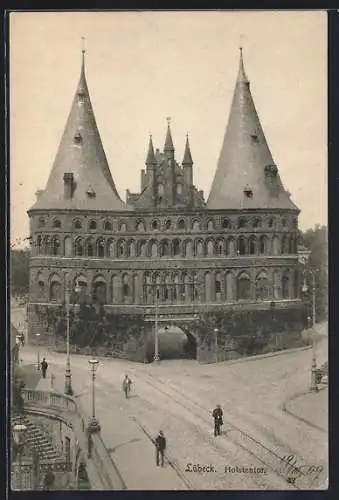 AK Lübeck, Holstentor mit Strassenpartie
