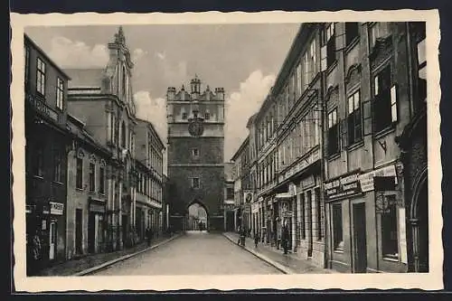 AK Iglau, Frauengasse, Blick auf den Turm und den Torbogen