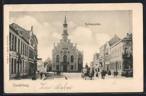 AK Sonderburg, Rathausplatz mit Passanten