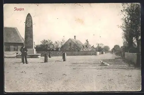 AK Skagen, Strassenpartie mit Denkmal
