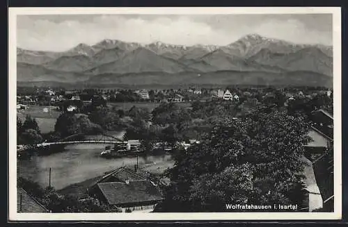 AK Wolfratshausen i. Isartal, Ortansicht mit Fluss und Brücke