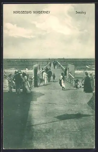 AK Norderney, Blick auf den Seesteg mit Passanten