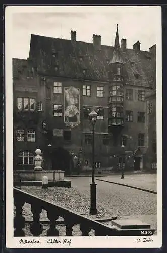 AK München, Alter Hof mit Brunnen