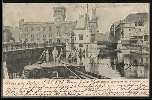 AK Berlin, Mühlendamm mit Städtischer Sparkasse und Schleusenhaus