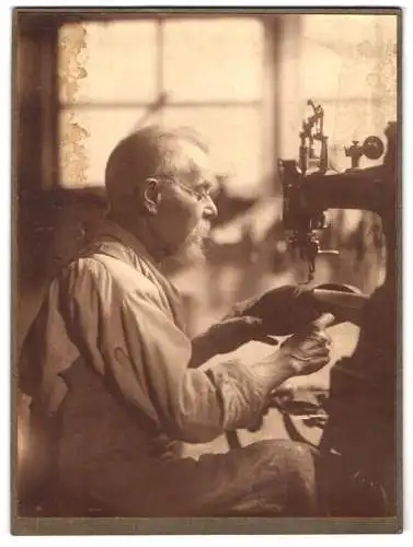 Fotografie unbekannter Fotograf und Ort, österreichischer Schuster Lewitz an der Nähmaschine näht Schuhe