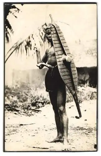 Fotografie unbekannter Fotograf und Ort, Afrikanischer Krieger mit Schild und Speer