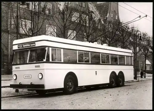 6 Fotografien Busse der Berliner Verkehrs-Betriebe (BVG), Büssing, NAG KO, AEG-Bü-CuU, mit Marken und Stempel 1973