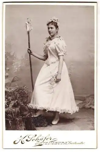 Fotografie K. Schäfer, Ravensburg, junge Frau zum Fasching als Edelweiss mit Wanderstock, Kleid mit Edelweiss behangen