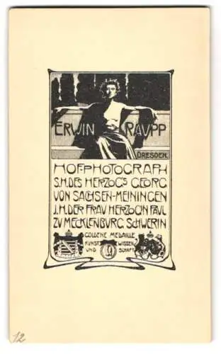 Fotografie Erwin Raupp, Dresden, halbnackter Mann mit Cäsar Krone, königliche Wappen