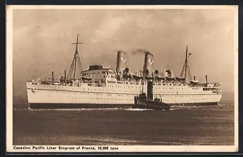 AK Canadian Pacific Liner Empress of France mit Schlepper, Passagierschiff