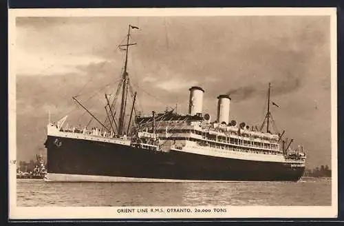 AK Passagierschiff RMS Otranto unter Volldampf den Hafen verlassend, Orient Line