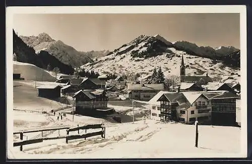 AK Riezlern, Ortsansicht mit Kasimirhaus und Café Seiwald gegen Widderstein