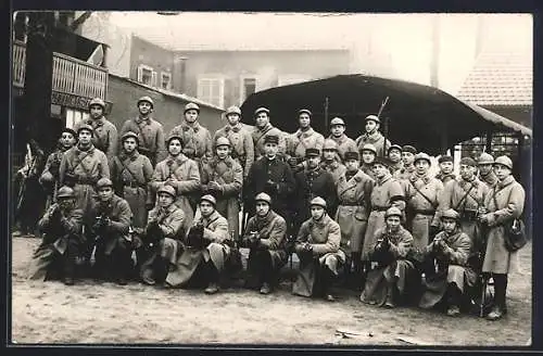 Foto-AK Französische Soldaten der Infanterie in Uniformen mit Gewehren