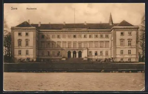 AK Soro, Akademiet