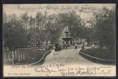 AK Kristianssand, Parkanlage mit Springbrunnen und Passanten