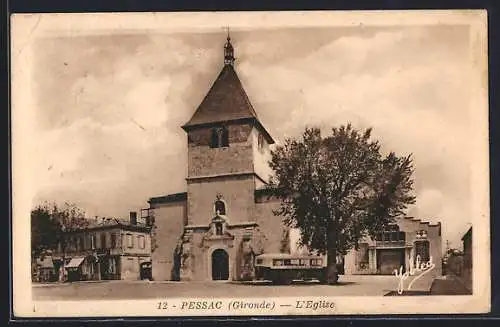 AK Pessac, L`église et la place centrale avec un arbre majestueux