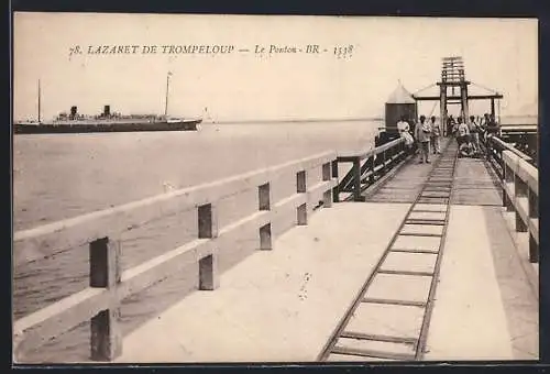 AK Trompeloup, Lazaret, Le Ponton avec un navire à l`horizon