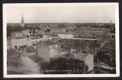 AK Lesparre, Vue générale de la ville avec clocher en arrière-plan