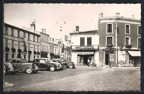 AK Langon, Vue de la Place Maubec avec voitures anciennes et bâtiments historiques