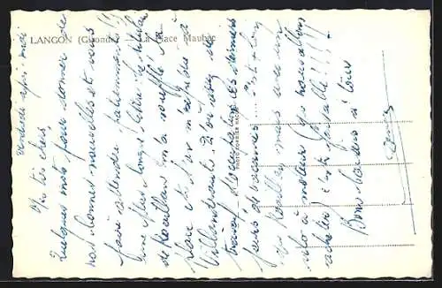 AK Langon, Vue de la Place Maubec avec voitures anciennes et bâtiments historiques