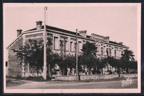 AK Grignols, La Gendarmerie avec arbres et végétation luxuriante