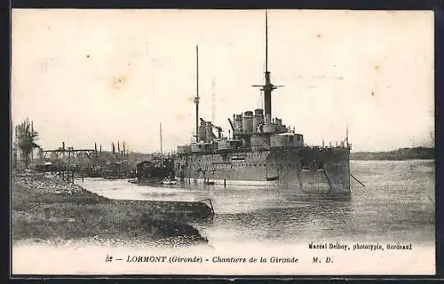 AK Lormont, Chantiers de la Gironde avec un grand navire amarré au quai