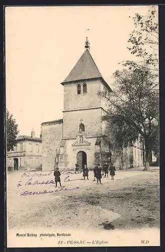 AK Pessac, L`Église avec des enfants sur le parvis