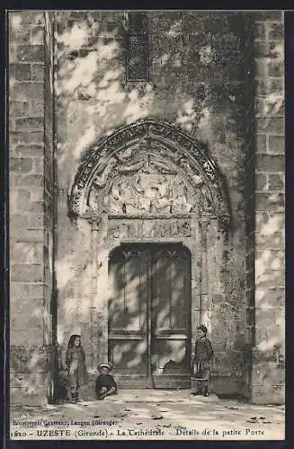 AK Uzeste, La Cathédrale, Détails de la petite Porte