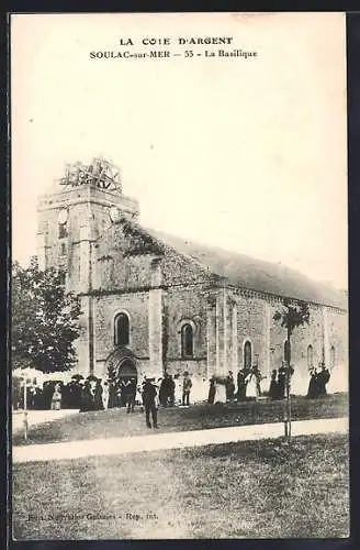 AK Soulac-sur-Mer, La Basilique et ses visiteurs réunis devant l`église