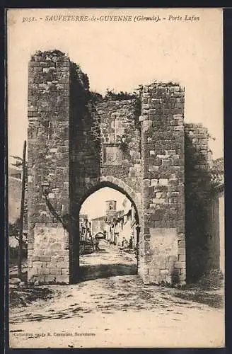 AK Sauveterre-de-Guyenne, Porte Lafon et vue sur la rue principale