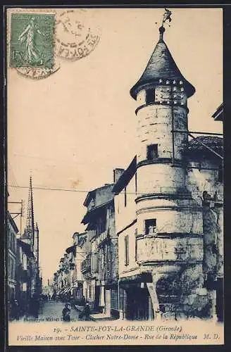 AK Sainte-Foy-la-Grande, Vieille maison avec tour et clocher Notre-Dame, Rue de la République
