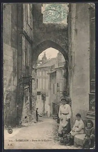 AK Saint-Émilion, Porte de la Cadène avec habitants dans la rue animée