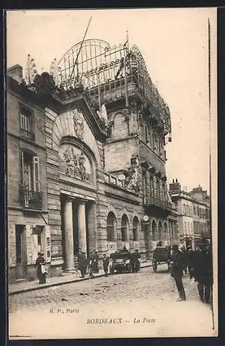 AK Bordeaux, La Poste en construction avec passants et calèches
