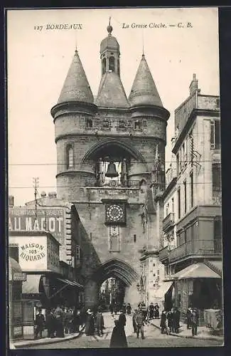 AK Bordeaux, La Grosse Cloche et rue animée adjacente