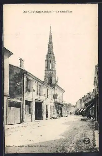 AK Coutras, La Grand`Rue avec l`église en arrière-plan