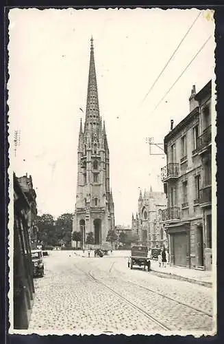 AK Bordeaux, La Flèche Saint-Michel et la rue animée avec voitures anciennes