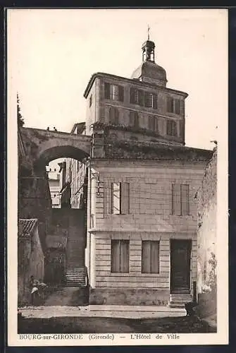 AK Bourg-sur-Gironde, L`Hôtel de Ville majestueux et son passage voûté