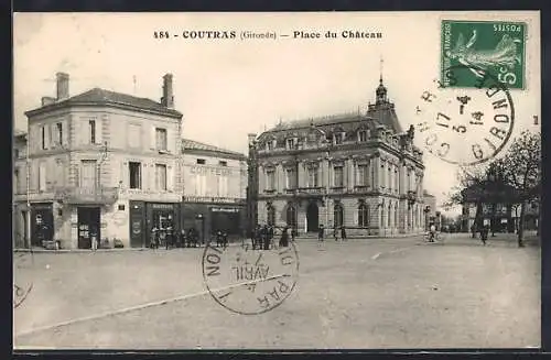 AK Coutras, Place du Château avec bâtiments historiques et commerces