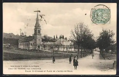 AK Le Tourne, Église St-Étienne et Place de l`Hôtel-de-Ville