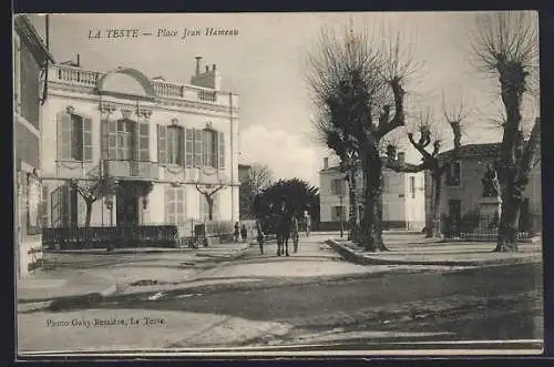 AK La Teste, Place Jean Hameau avec bâtiments et arbres en hiver