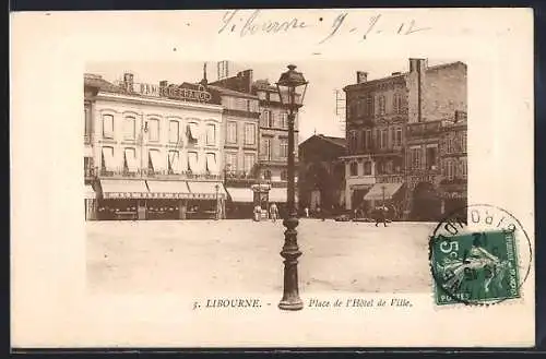 AK Libourne, Place de l`Hôtel de Ville avec éclairage et bâtiments historiques