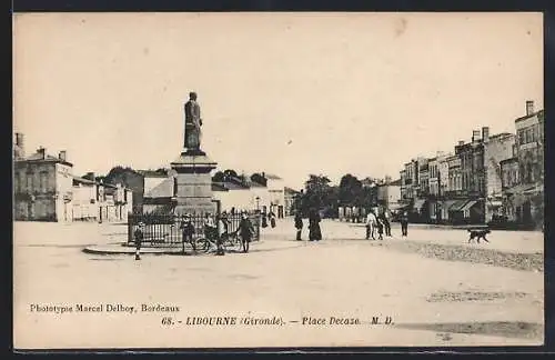 AK Libourne, Monument auf der Place Decazes mit umliegenden Gebäuden und Passanten
