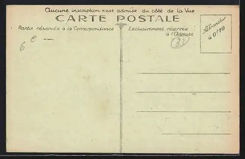 AK Libourne, Monument auf der Place Decazes mit umliegenden Gebäuden und Passanten