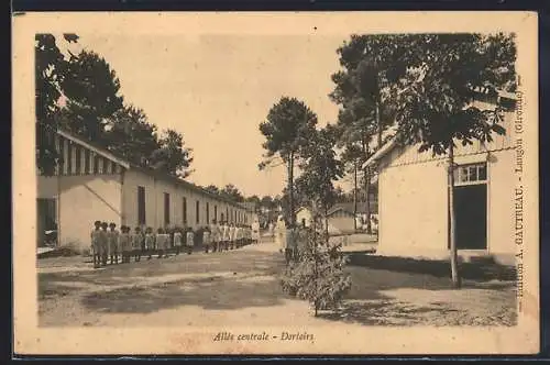 AK Lacanau, Allée centrale, Dortoirs à la Station Climatique du Montchic