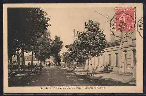 AK Lacanau-Médoc, Avenue de l`Étang animée par des passants