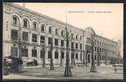AK Bordeaux, École Saint-Bruno, vue de la facade principale et de la cour avec arbres et bancs