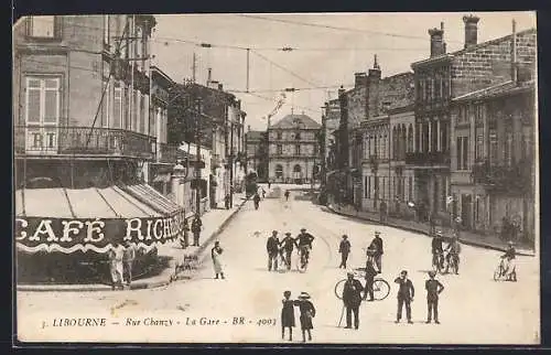 AK Libourne, Rue Chanzy et Café Riche animés avec passants et cyclistes