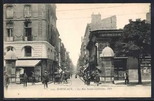 AK Bordeaux, La Rue Sainte-Catherine animée avec passants et cycliste
